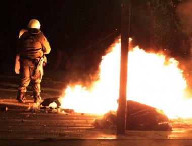 Στον εισαγγελέα εννέα άτομα από τα χθεσινά επεισόδια στην Ποσειδώνος (βίντεο)